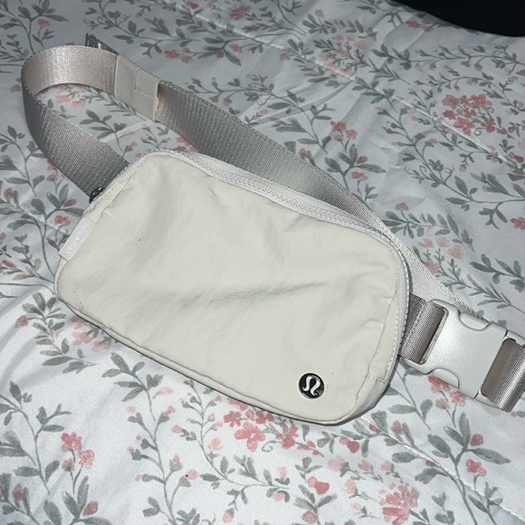 lululemon athletica Handbags - Only used once